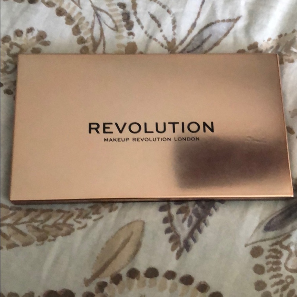 Revolution eyeshadow pallete